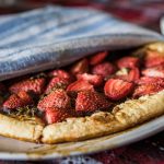 Tarte Rustique fraise et rhubarbe par fournoratio.com