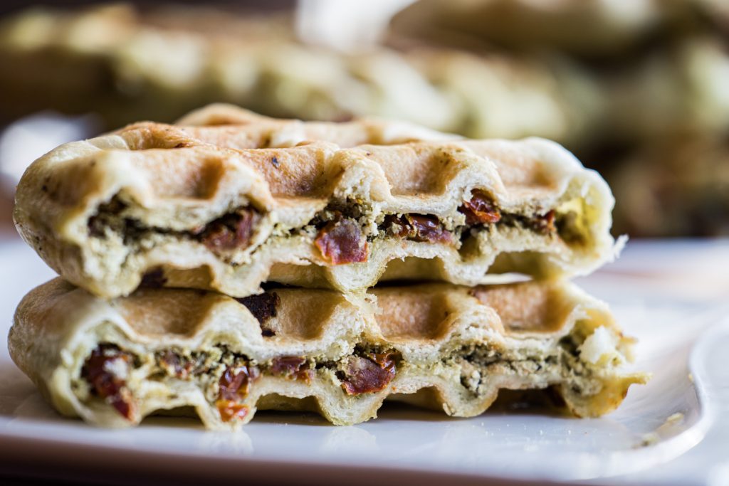 Gaufre fourrée salée au pesto et tomate sèechées