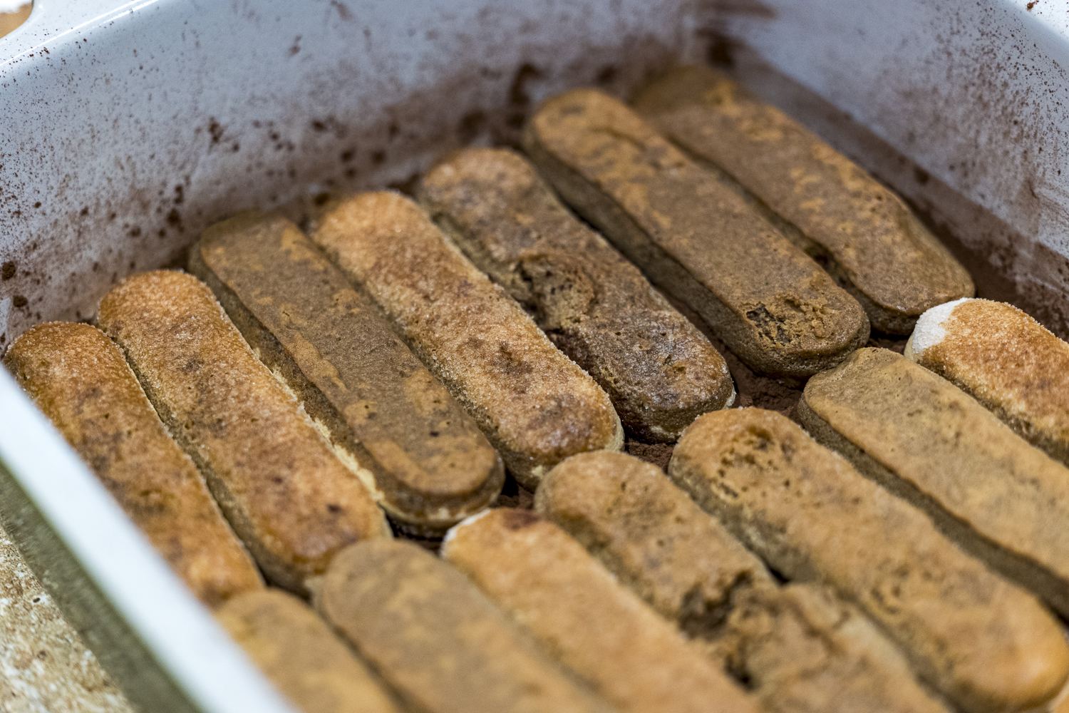 Préparation des biscuits à la cuillère pour un Tiramisu maison par fournoratio.com